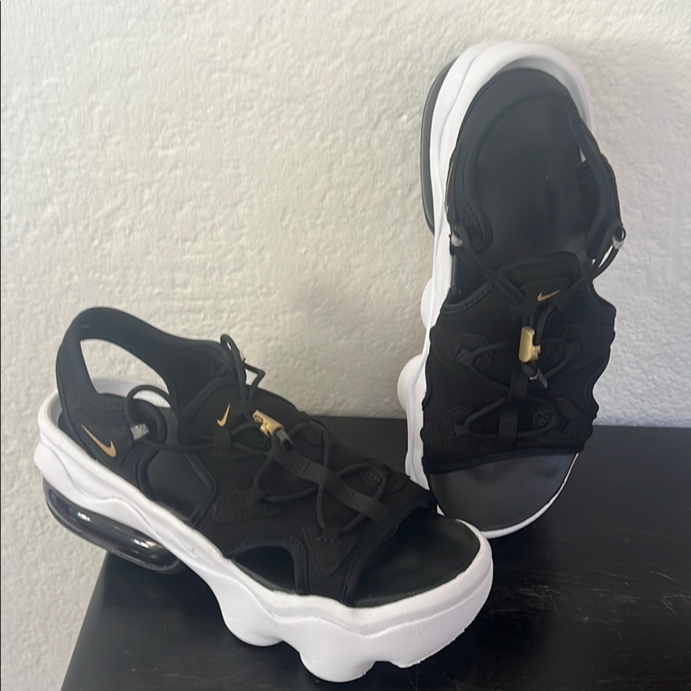 Nike Women's Black and White KOKO Sandals 8 like new